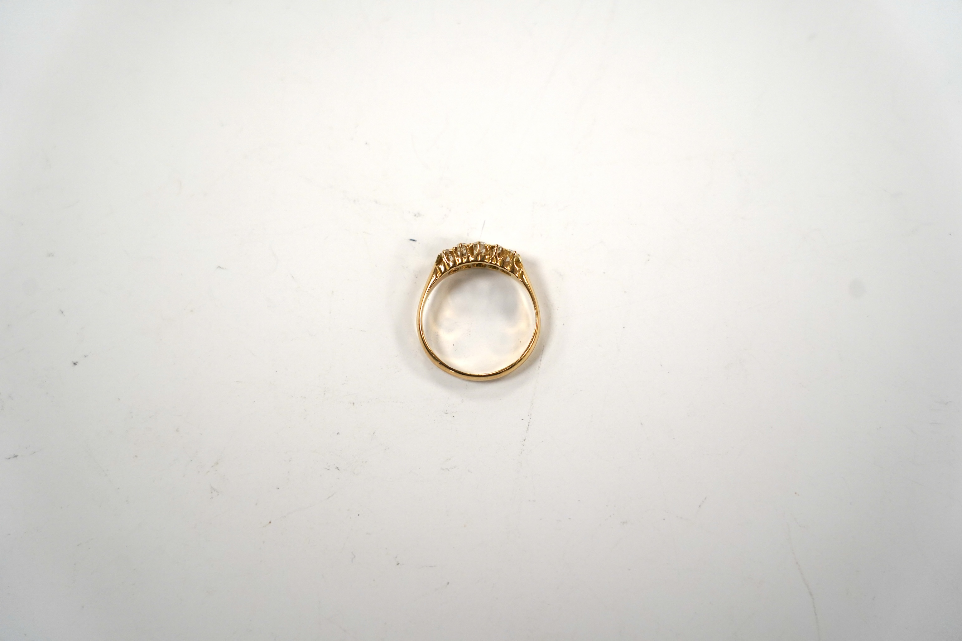 An Edwardian 18ct gold and graduated five stone set diamond ring, size M, gross weight 3 grams.